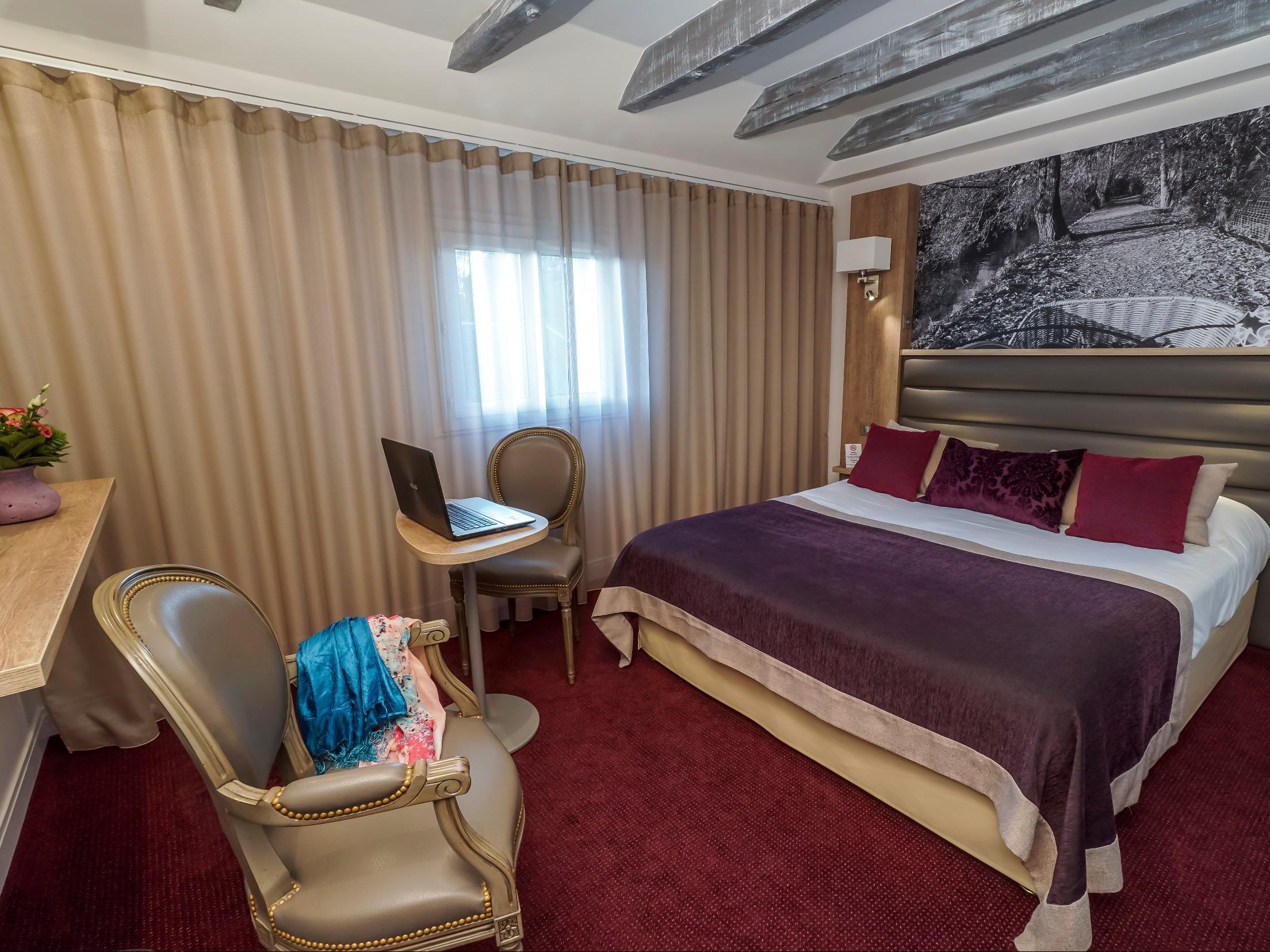 Hotel Logis - Le Christina Bourges Exteriér fotografie