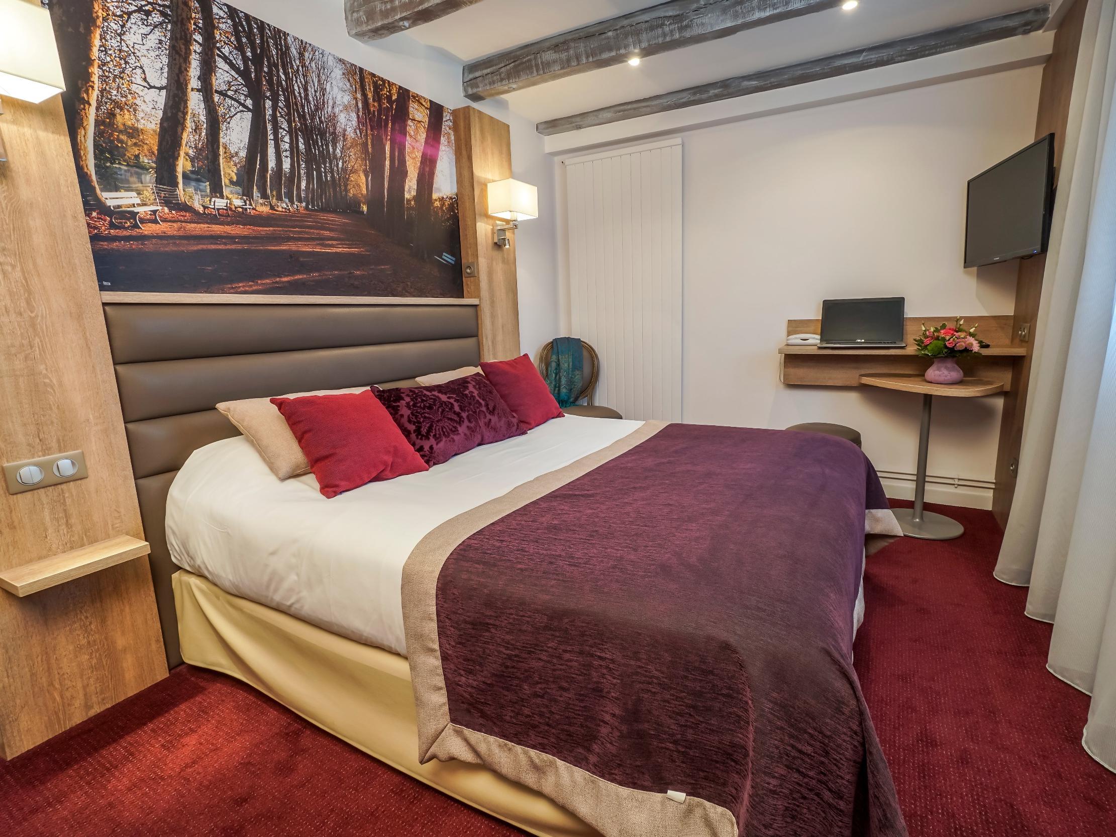Hotel Logis - Le Christina Bourges Exteriér fotografie