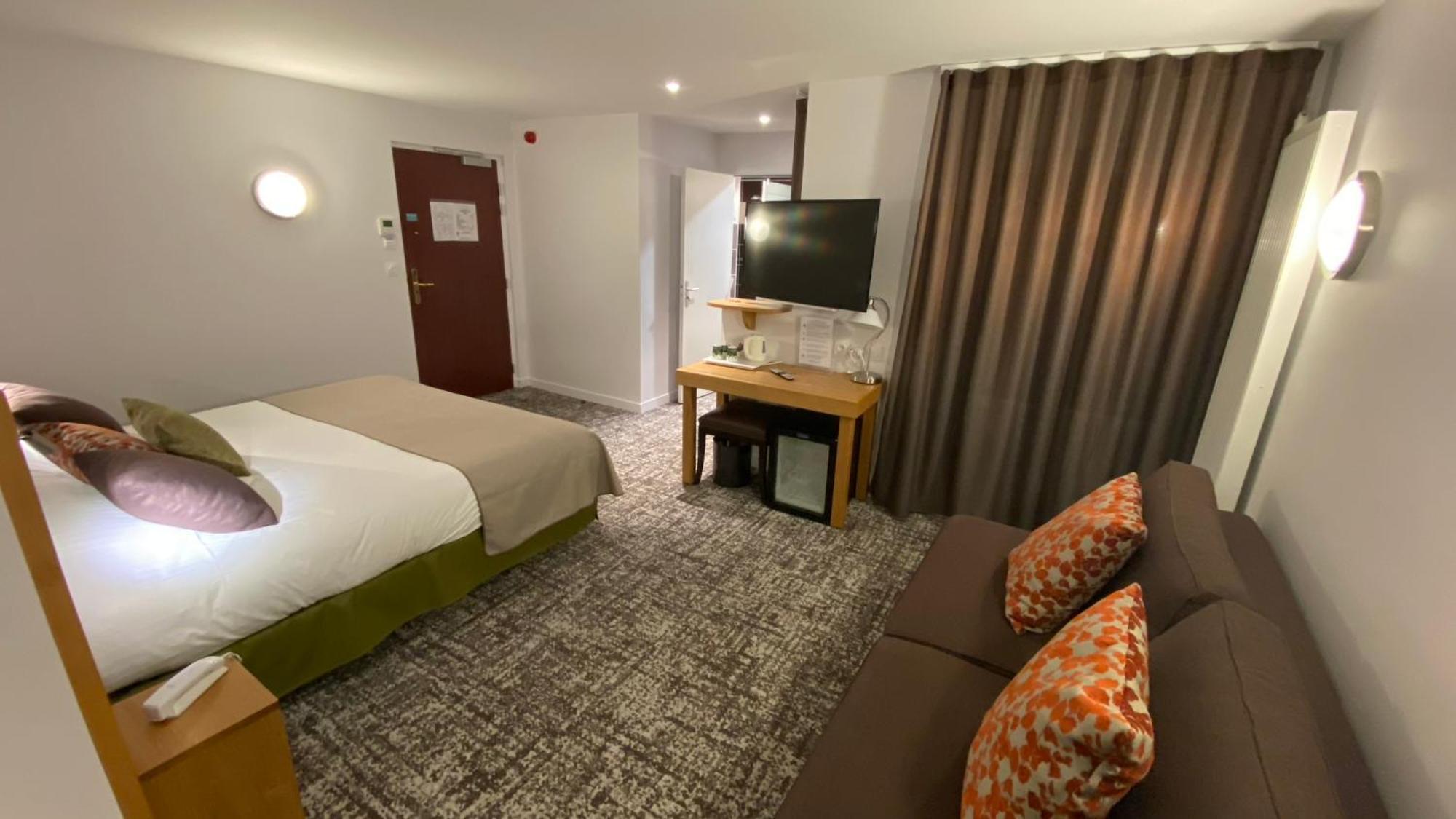 Hotel Logis - Le Christina Bourges Exteriér fotografie